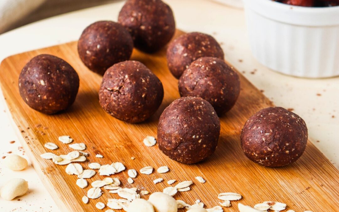 Bolas energéticas de cacau e amendoim