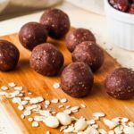 Bolas energéticas de cacau e amendoim