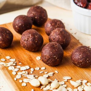 Bolas energéticas de cacau e amendoim