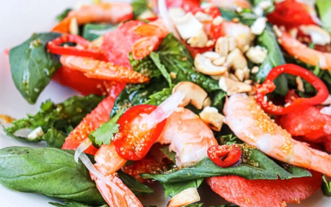 Salada de camarão com melancia e ervas frescas
