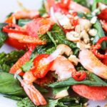 Salada de camarão com melancia e ervas frescas