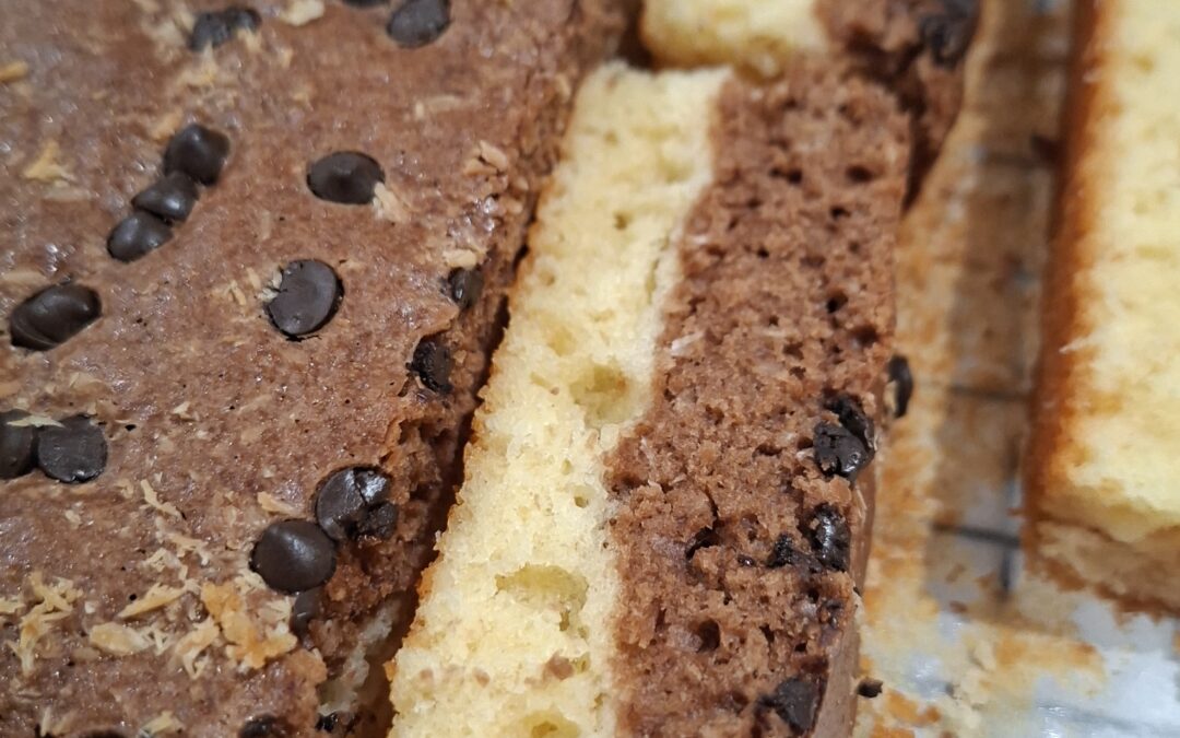 Bolo marmoreado de côco e chocolate
