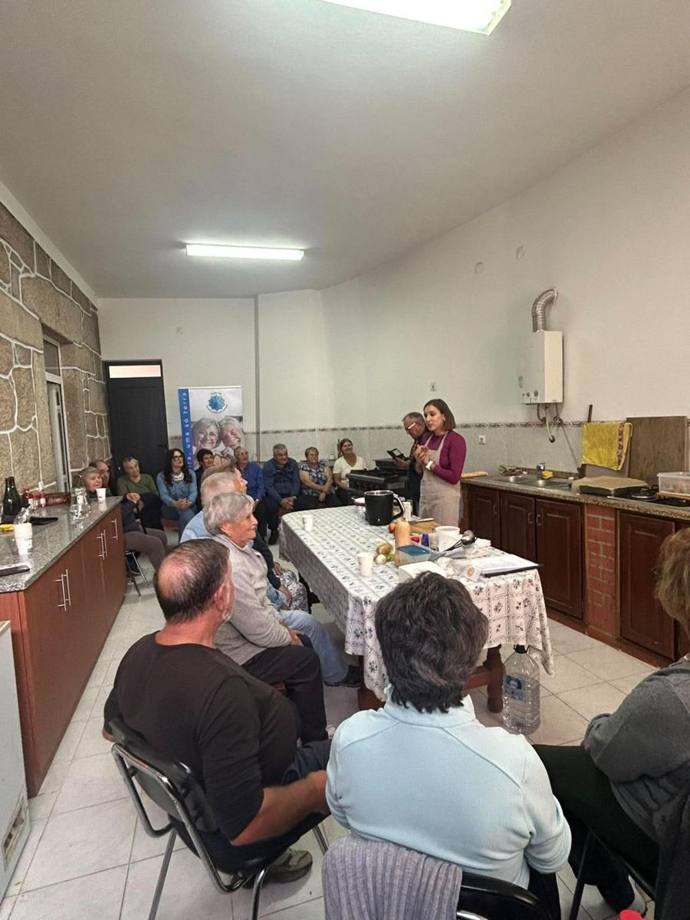 Andreia a explicar as dicas ao grupo, junto à bancada com os ingredientes