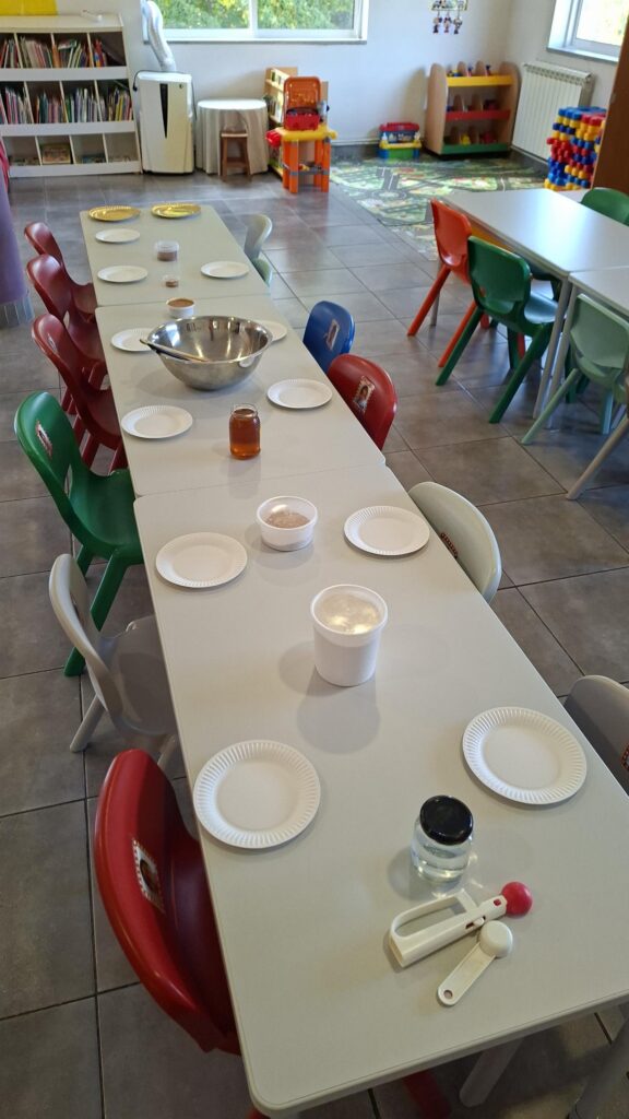 Sala do jardim de infância preparada com pratos e ingredientes para a atividade