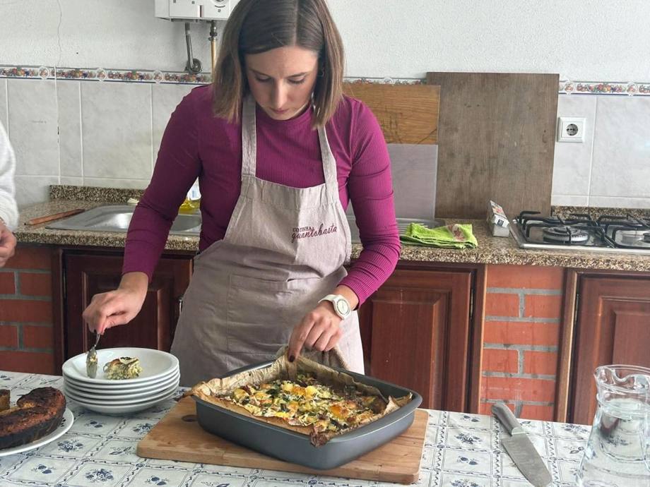 Andreia a servir a tortilha de forno