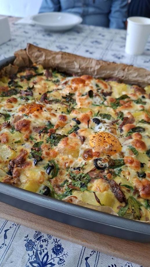 Tortilha de forno com batata, espinafres e sobras, acabada de sair do forno