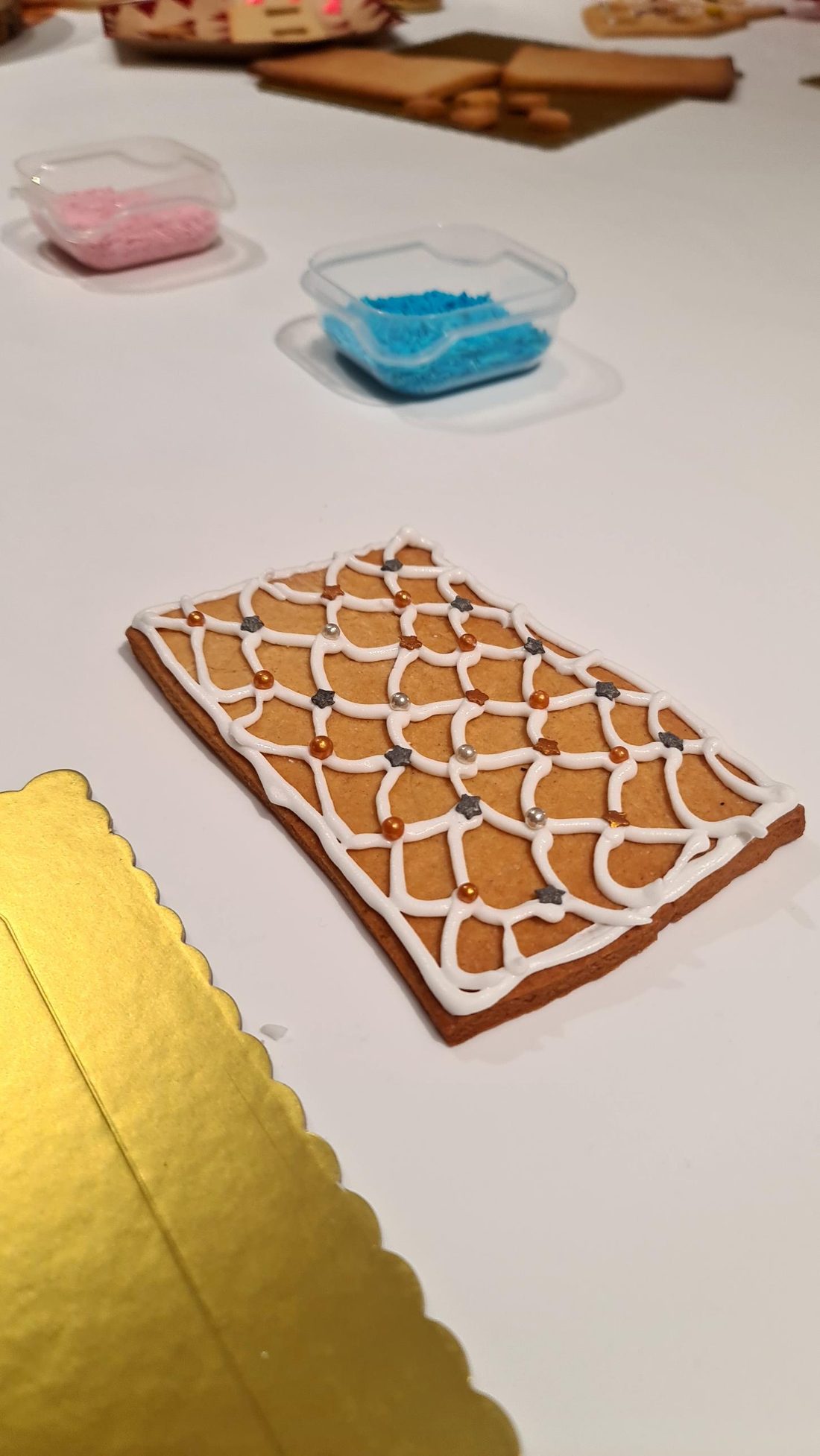Telhado de bolacha decorado com escamas de glacé e pérolas douradas