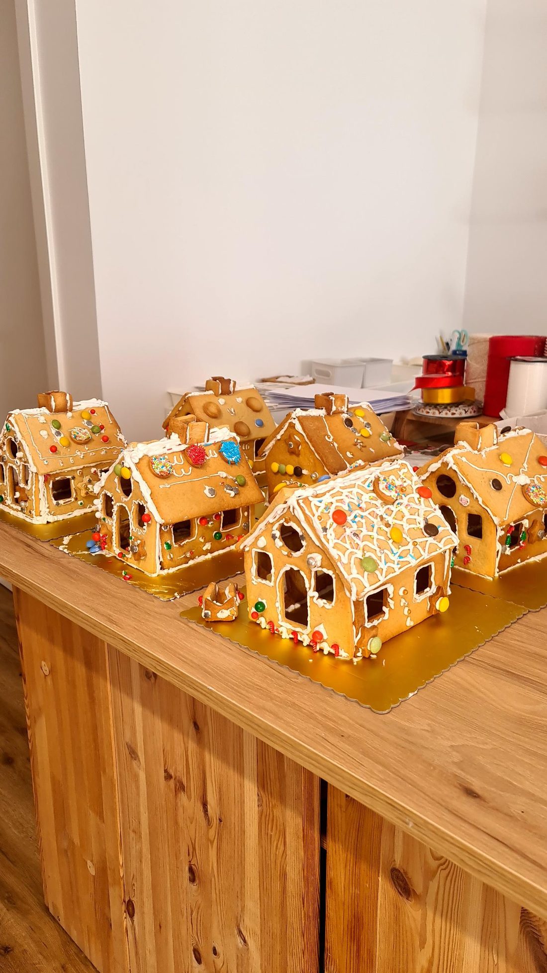Casas de bolacha prontas, lado a lado na bancada do atelier