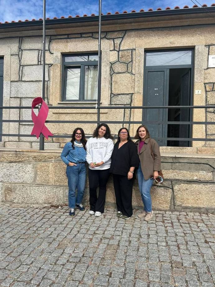 Equipa do CLDS 5G com a Andreia, à porta do espaço