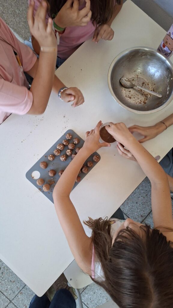 Mesa com bolinhas energéticas feitas pelas crianças