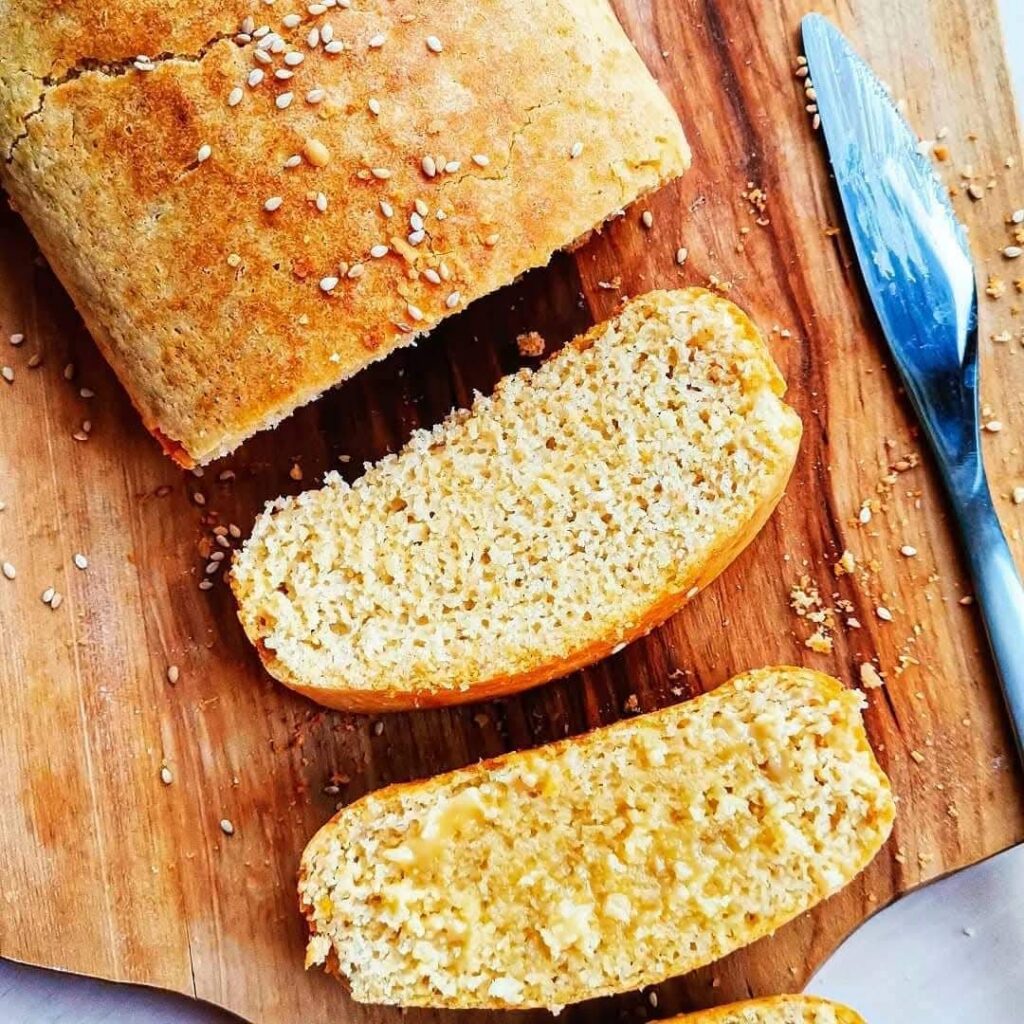 Pão rápido e sem trigo fatiado, com sementes por cima