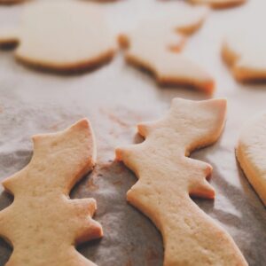 Bolachinhas de manteiga em forma de morcego para o Halloween, acabadas de sair do forno