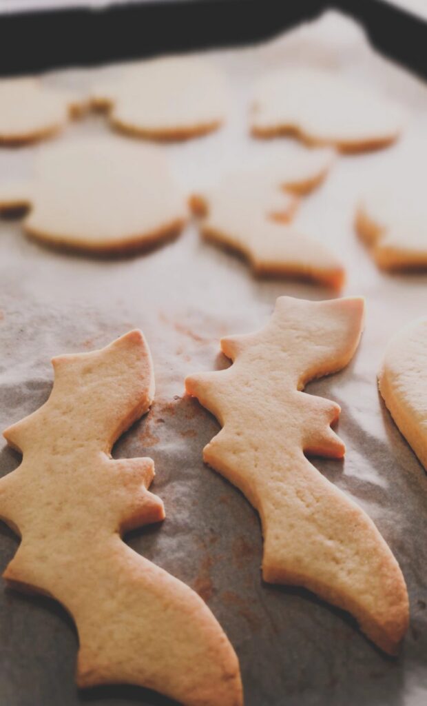Bolachinhas de manteiga em forma de morcego para o Halloween, acabadas de sair do forno
