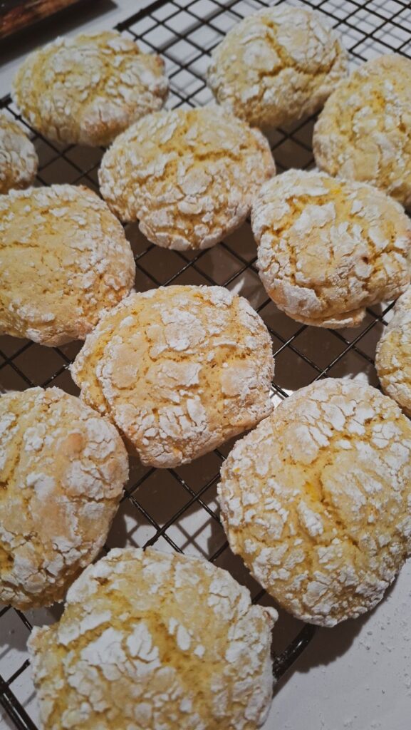 Crinkles de limão e côco estaladiços, polvilhados com açúcar em pó, numa grelha