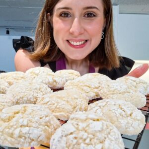 Andreia Gomes com uma grelha de crinkles de limão e côco acabados de fazer