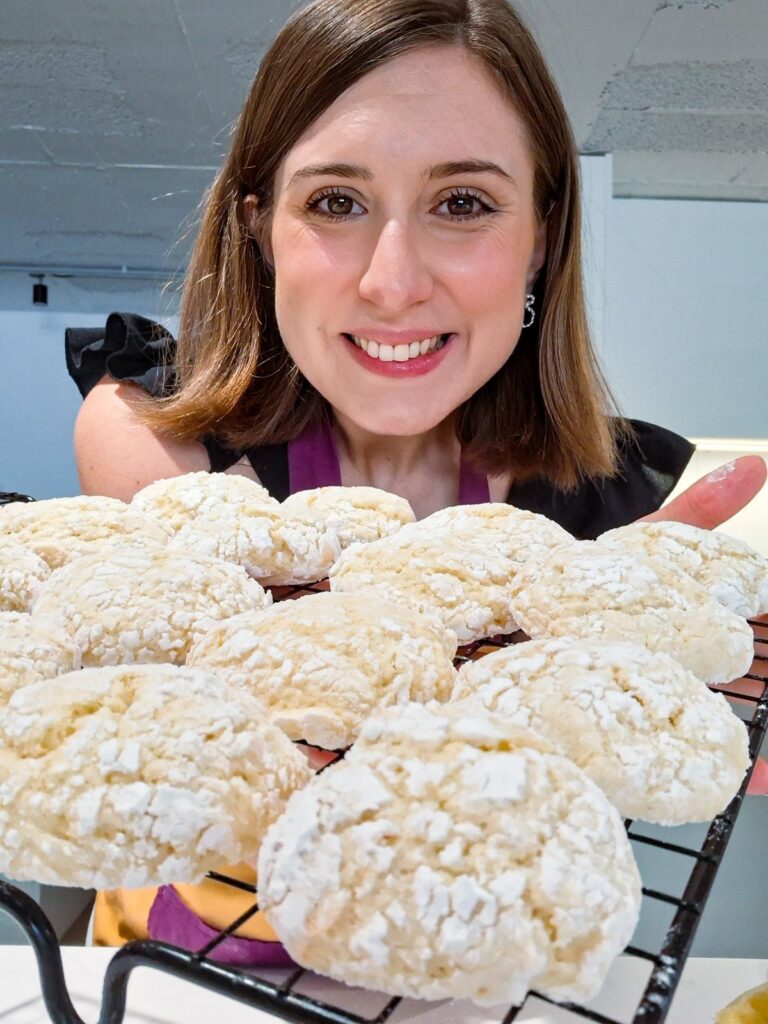 Andreia Gomes com uma grelha de crinkles de limão e côco acabados de fazer