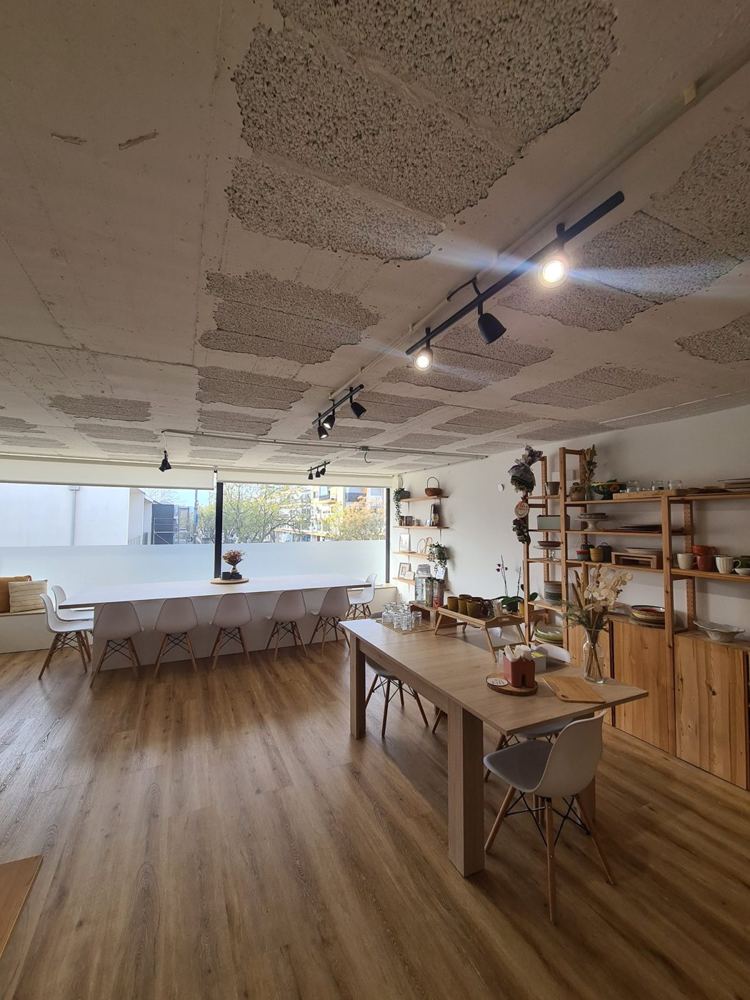 O atelier Espaço QB em Viseu, com a mesa grande junto à janela