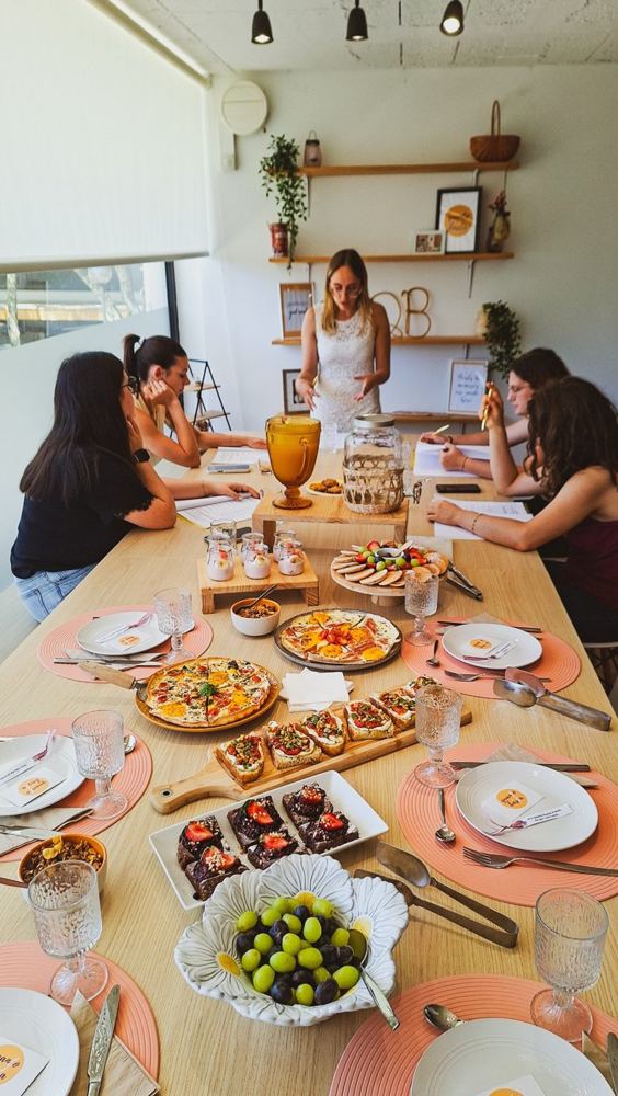 Workshop com brunch na mesa grande do Espaço QB