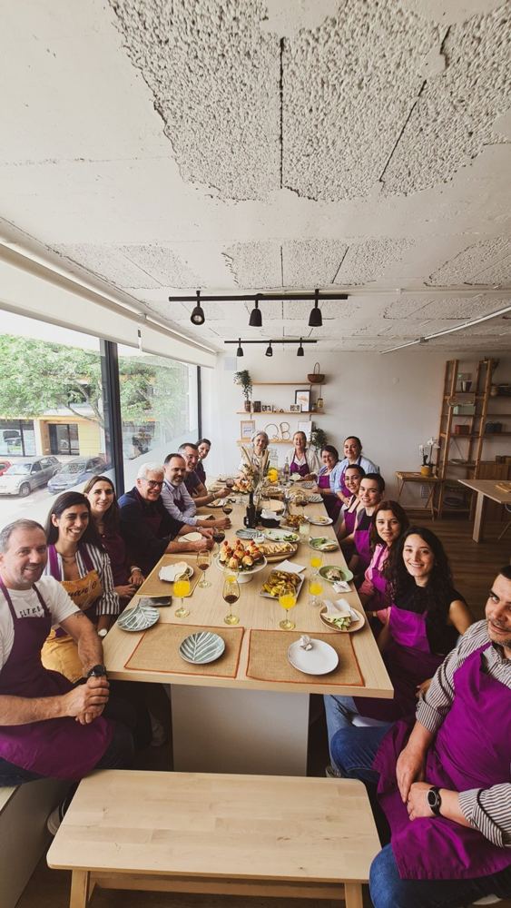 Grupo à mesa depois de um workshop de cozinha no Espaço QB