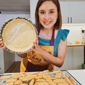 Andreia Gomes com uma tarteira forrada de massa quebrada caseira e crackers crocantes