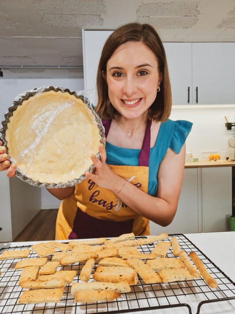 Andreia Gomes com uma tarteira forrada de massa quebrada caseira e crackers crocantes