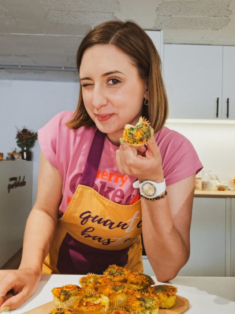 Andreia Gomes a provar um muffin de ovo feito na airfryer