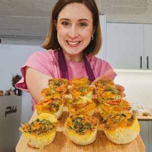Andreia Gomes com uma tábua de muffins de ovo feitos na airfryer