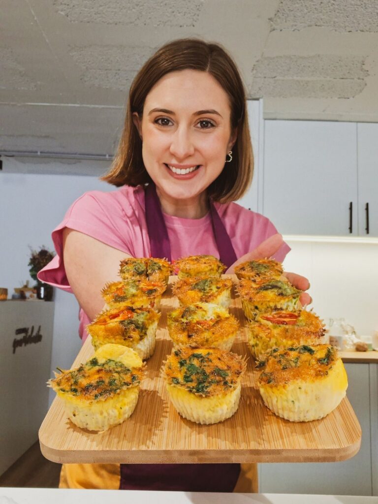 Andreia Gomes com uma tábua de muffins de ovo feitos na airfryer