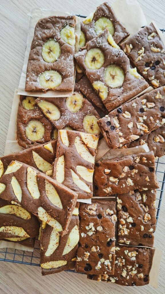 Panquecas no forno em barras com banana e coco, maçã e canela, e nozes com chocolate