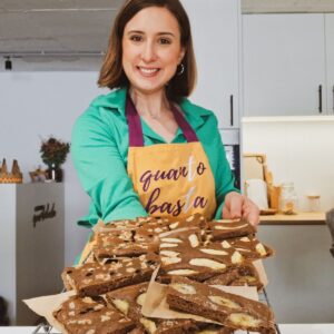 Andreia Gomes com panquecas no forno cortadas em barras, com banana, maçã e nozes