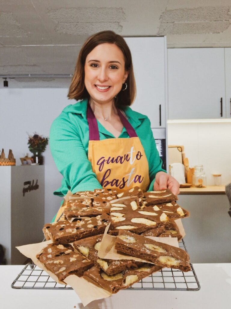 Andreia Gomes com panquecas no forno cortadas em barras, com banana, maçã e nozes