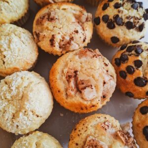 Queques caseiros feitos com a mesma massa base: com coco, com maçã e canela e com pepitas de chocolate