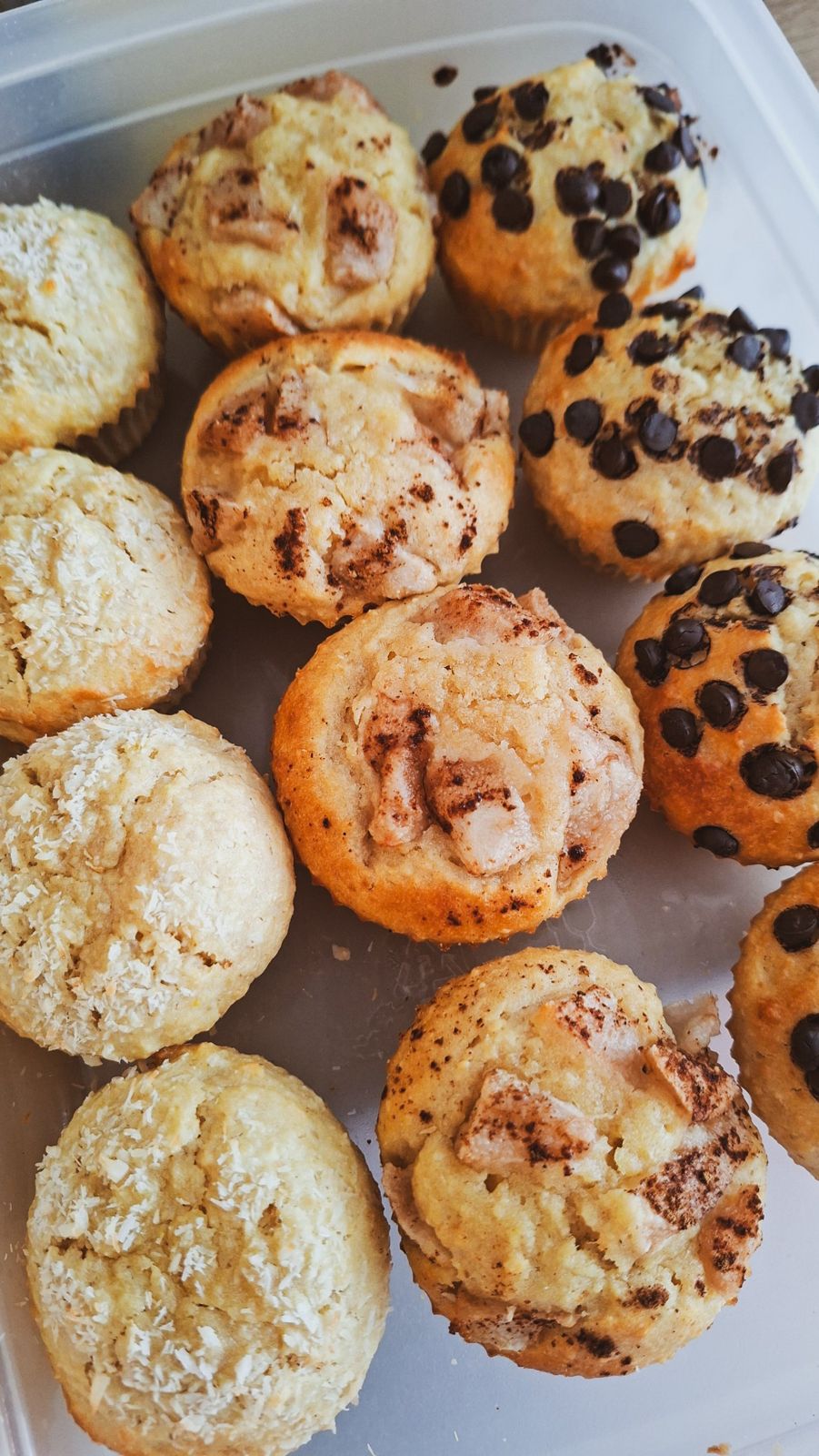 Queques caseiros feitos com a mesma massa base: com coco, com maçã e canela e com pepitas de chocolate