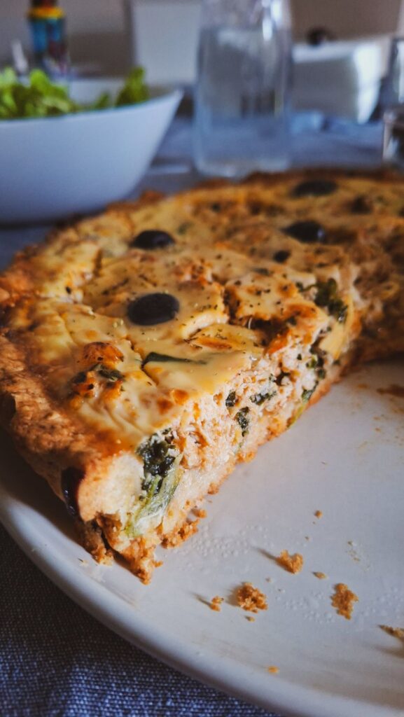 Quiche com espinafres e azeitonas pretas, com base de massa quebrada caseira